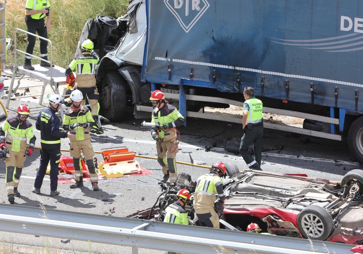 Muere una mujer en un brutal accidente en Mozárbez entre un coche y un camión