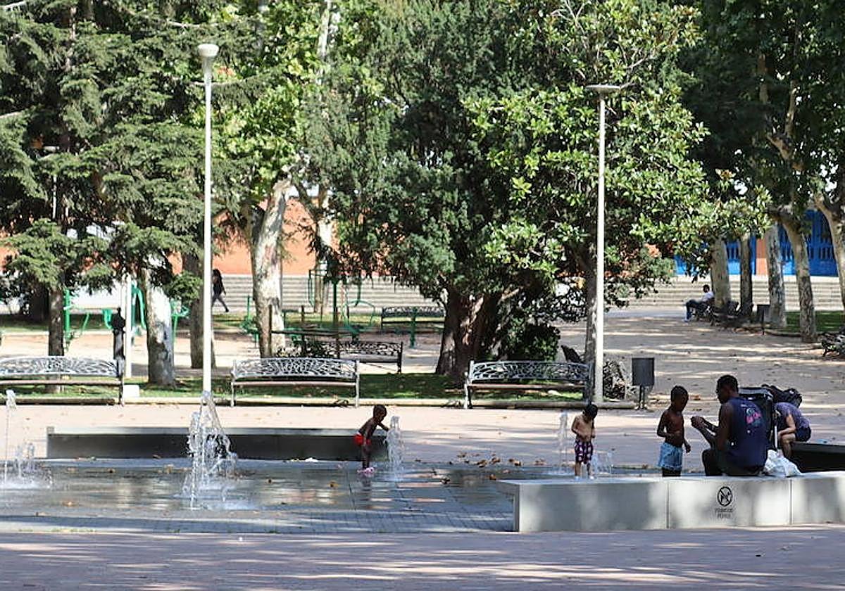 Parque de La Alamedilla con varios jóvenes jugando en una fuente.