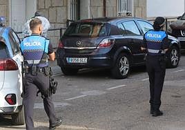 Agentes de la Policía Local de Béjar junto al domicilio en el que se encontró el cadáver de la mujer asesinada.