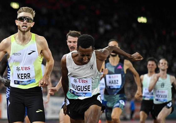 Mario García Romo, segundo por la derecha, en el esprint final en Zurich.