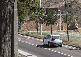 Un vehículo reduce su velocidad al acercarse a uno de los nuevos radares didácticos de Salamanca.