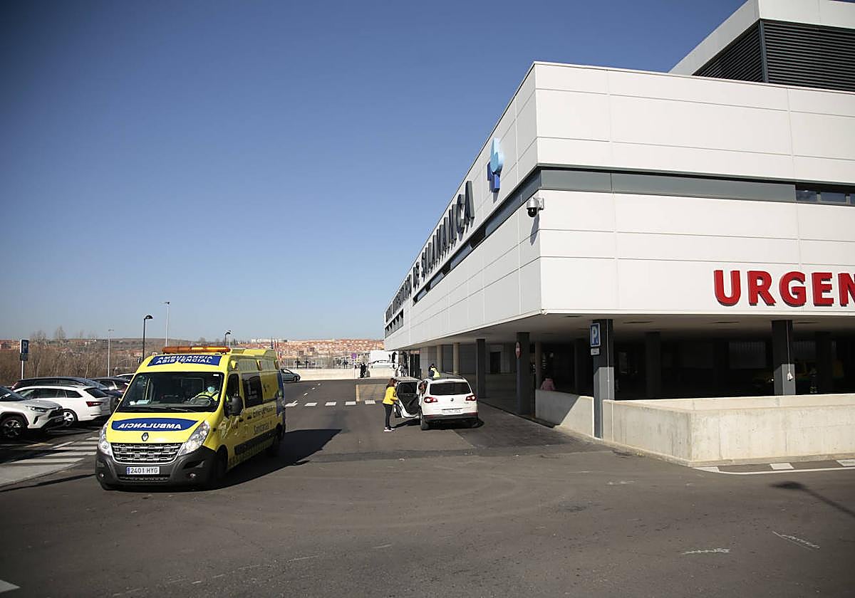 Ambulancia a las puertas de Urgencias del Hospital de Salamanca.
