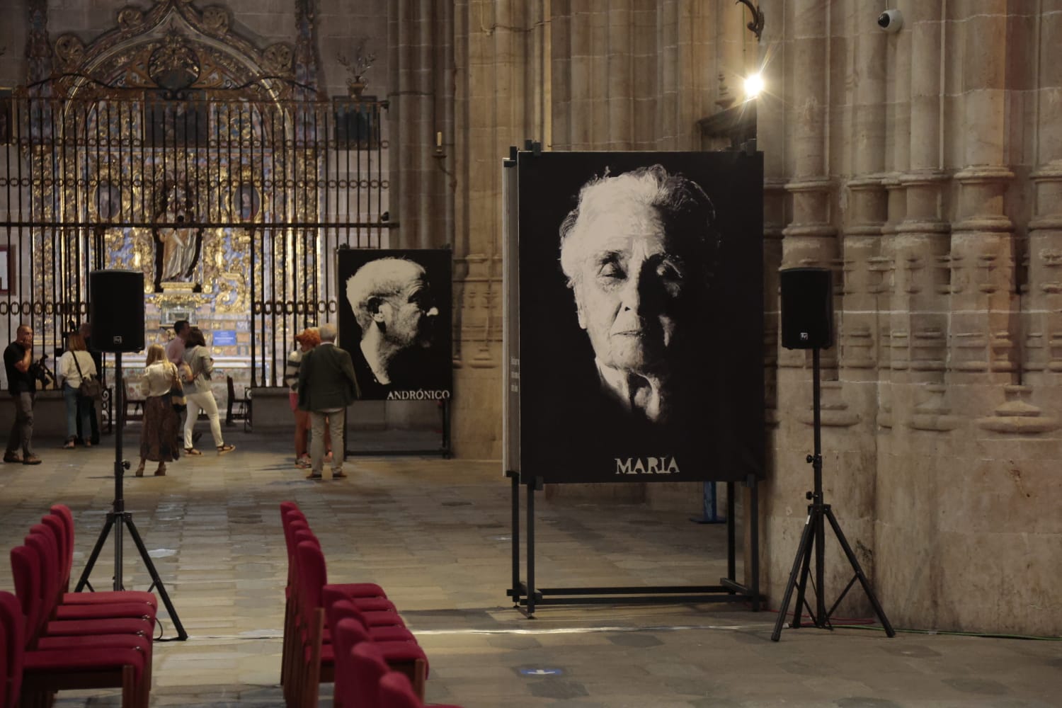 Lo cotidiano y lo divino en la exposición del retratista Ángel Luis Iglesias