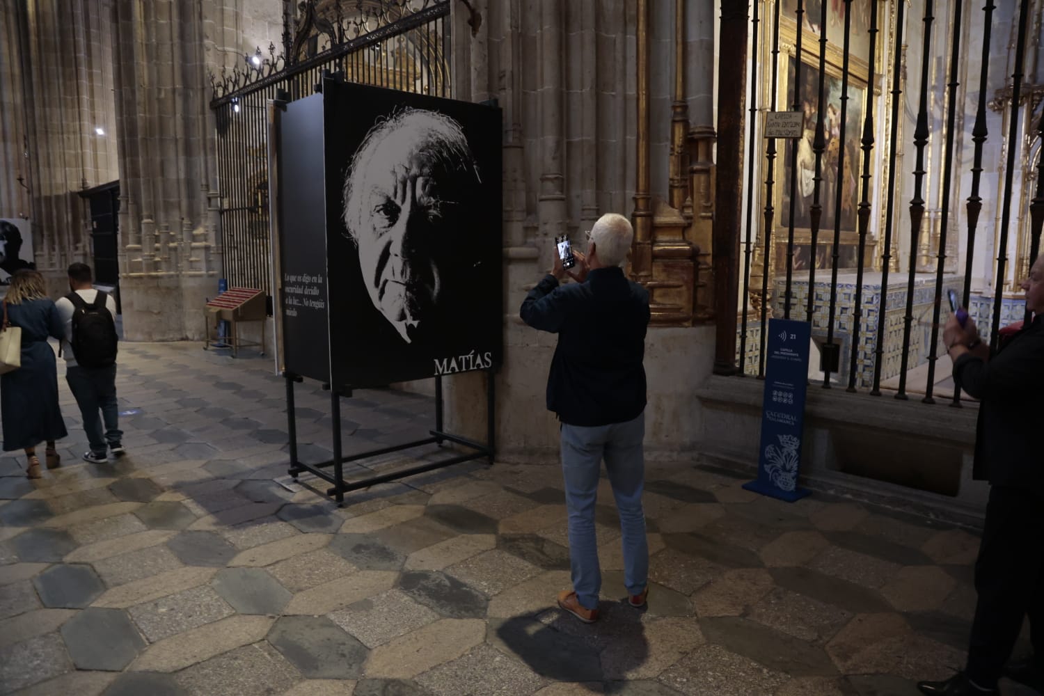 Lo cotidiano y lo divino en la exposición del retratista Ángel Luis Iglesias