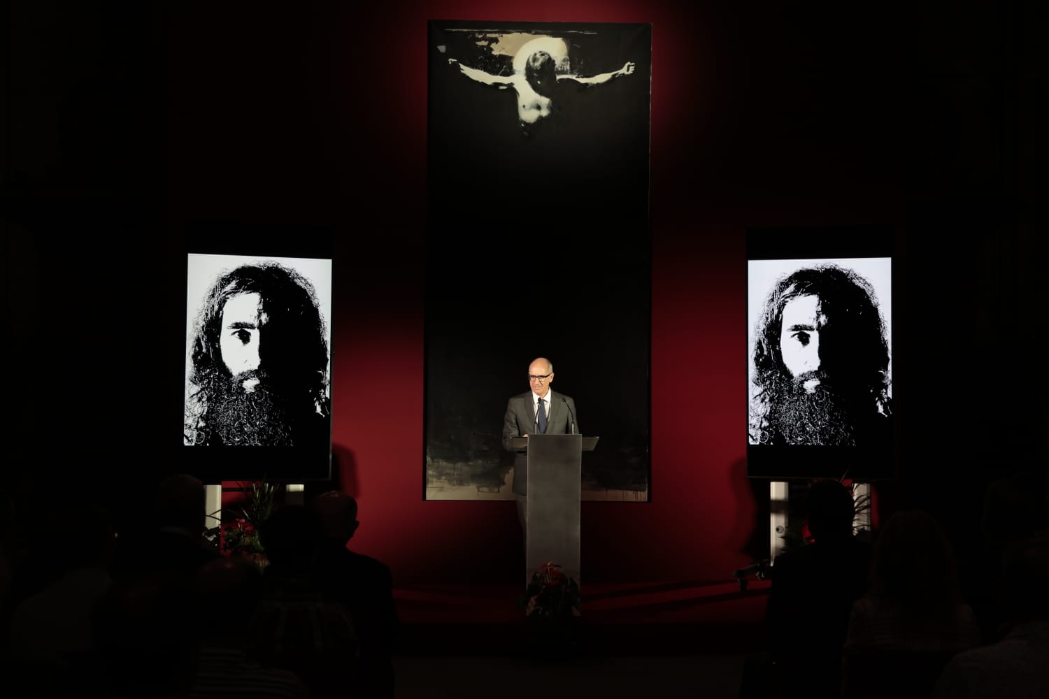 Lo cotidiano y lo divino en la exposición del retratista Ángel Luis Iglesias