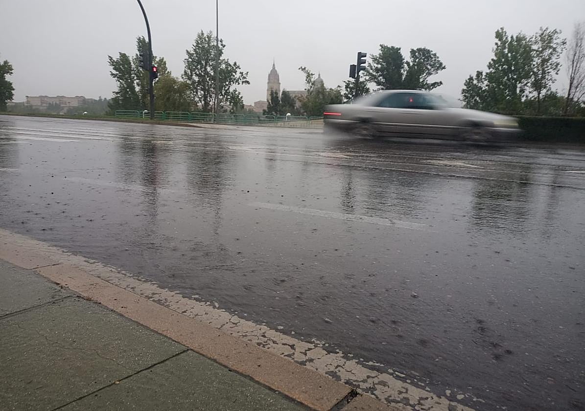 Vía Helmántica en Salamanca anegada por las lluvias.