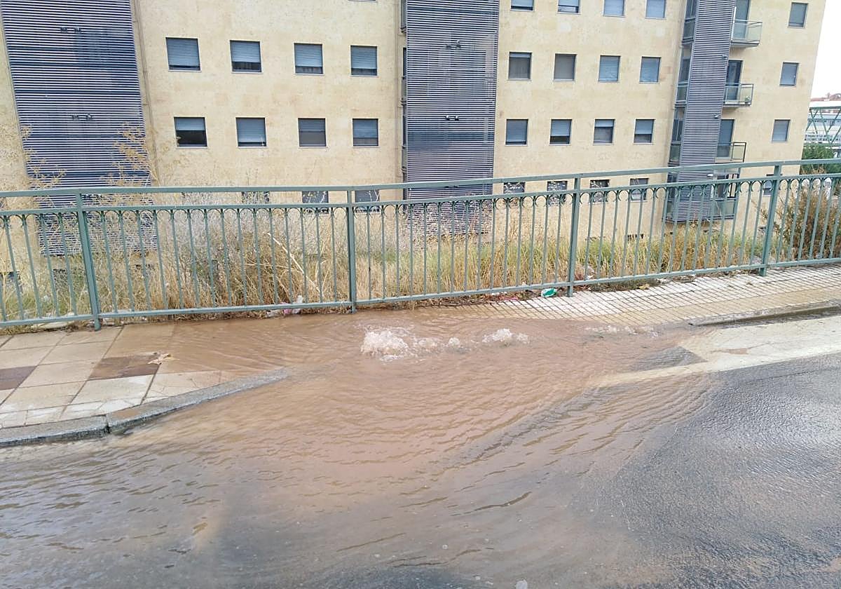 Un reventón anega parte de la calle Peñaranda y deja sin agua a algunos vecinos