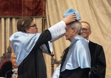 Imagen secundaria 1 - Caetano Veloso recibe el título de doctor &#039;honoris causa&#039; por la Universidad de Salamanca