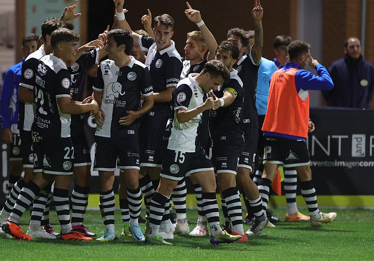 Ekaitz Jiménez (número 15), celebra junto a sus compañeros su golazo ante la Cultural Leonesa en el Reina Sofía.