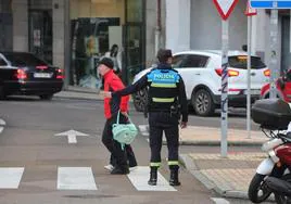 Agente de la Policía Local en las inmediaciones de un colegio.