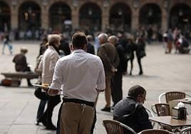 Un camarero trabaja en uno de los establecimientos de la Plaza Mayor de Salamanca.