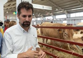 Luis Tudanca visita la feria Salamaq y ofrece declaraciones a los medios.