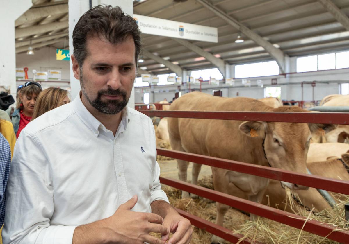 Luis Tudanca visita la feria Salamaq y ofrece declaraciones a los medios.