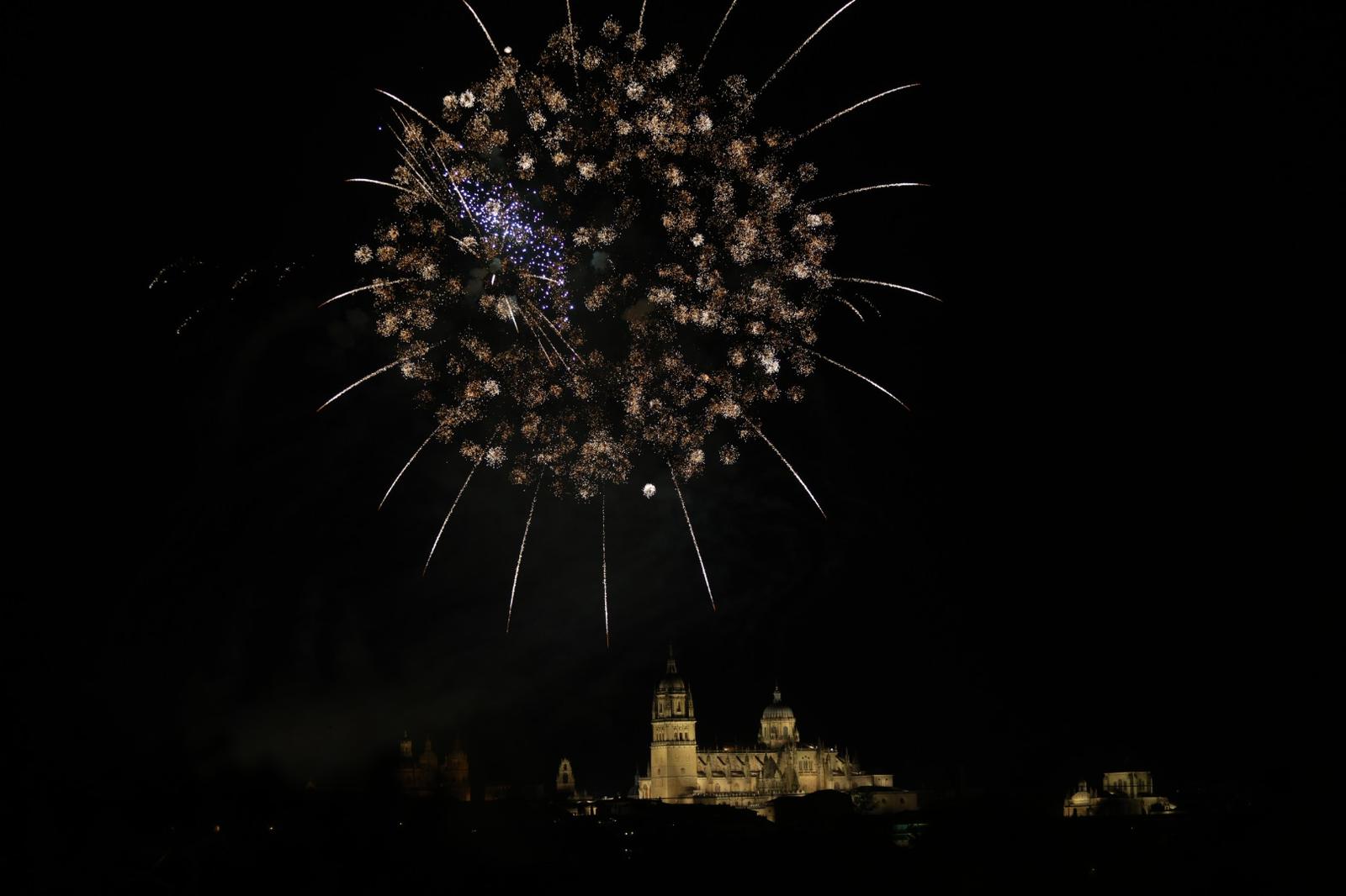 Espectáculo pirotécnico para animar la primera noche festiva