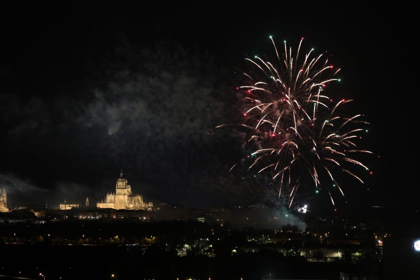 Espectáculo pirotécnico para animar la primera noche festiva