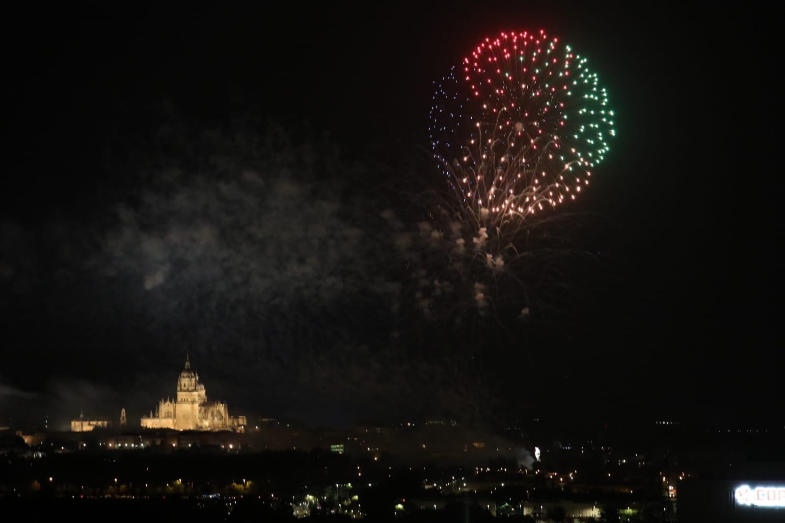 Espectáculo pirotécnico para animar la primera noche festiva