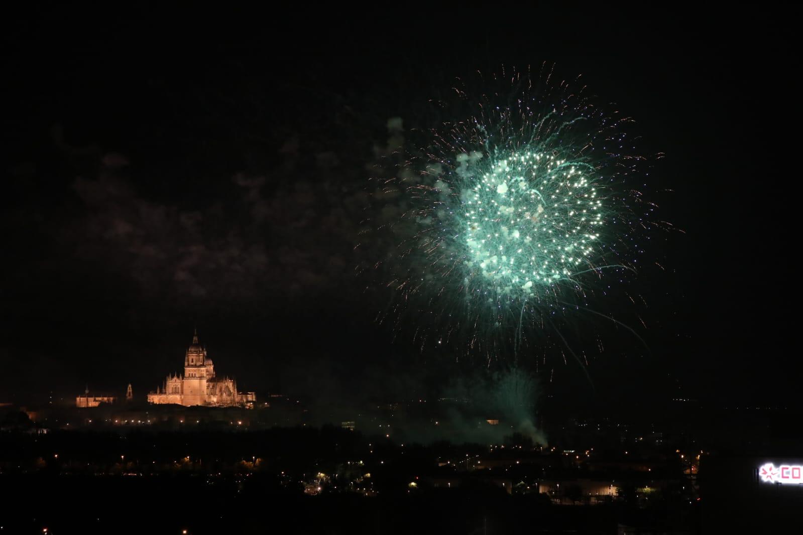 Espectáculo pirotécnico para animar la primera noche festiva
