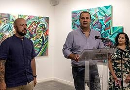 El diputado de Cultura, David Mingo, junto con el autor, Daniel Martín, y la comisaria de la exposición, Maeva Peraza