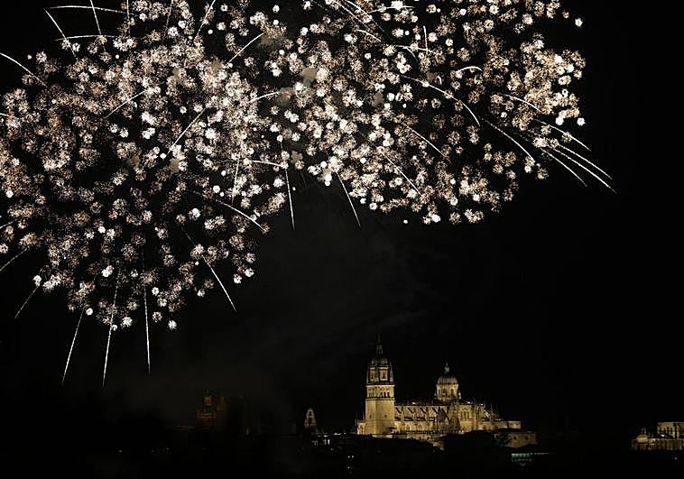 Uno de las combinaciones de los fuegos artificiales.