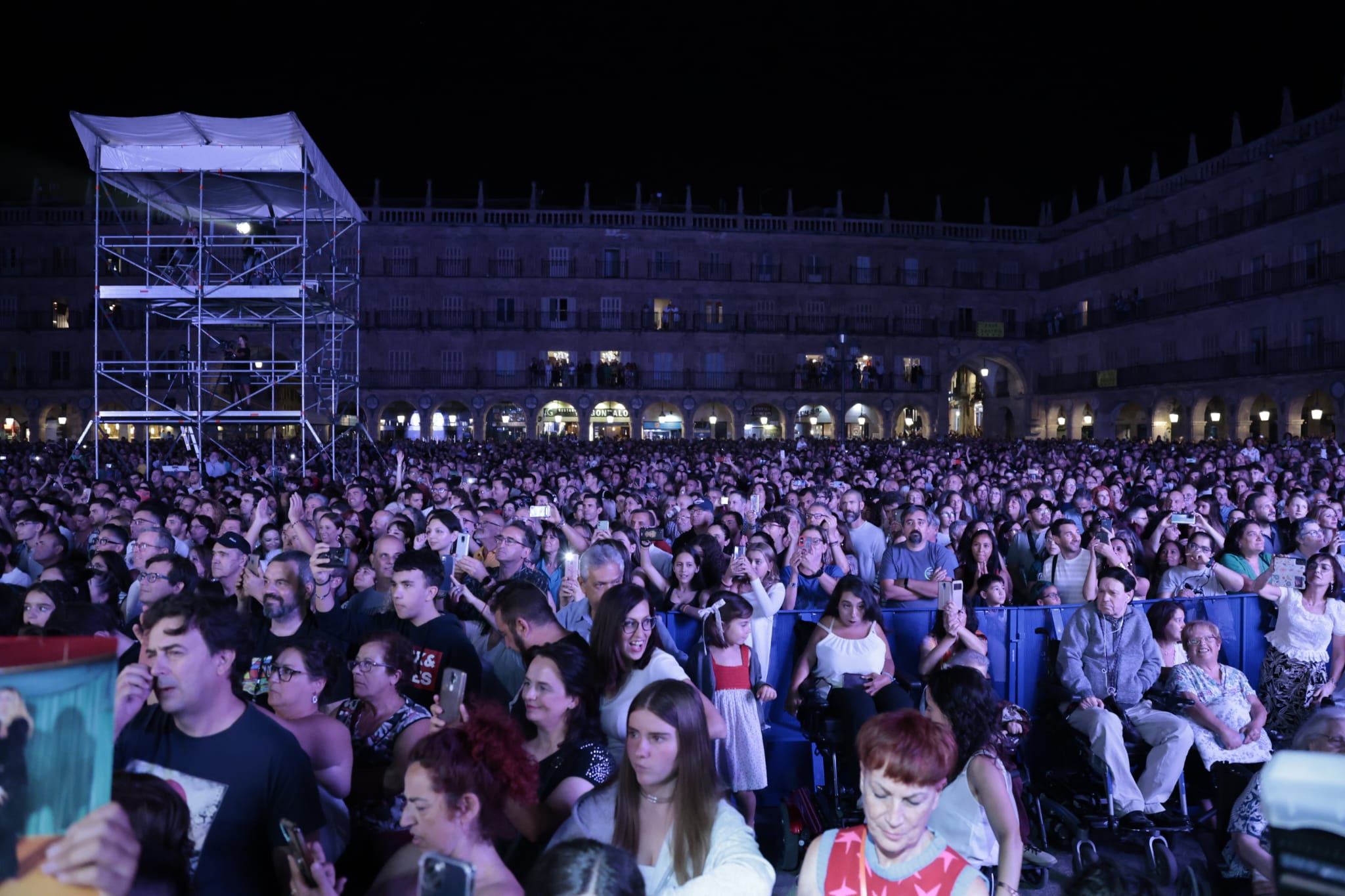 Vaquerizo y sus Nancys Rubias deslumbran en la Plaza Mayor