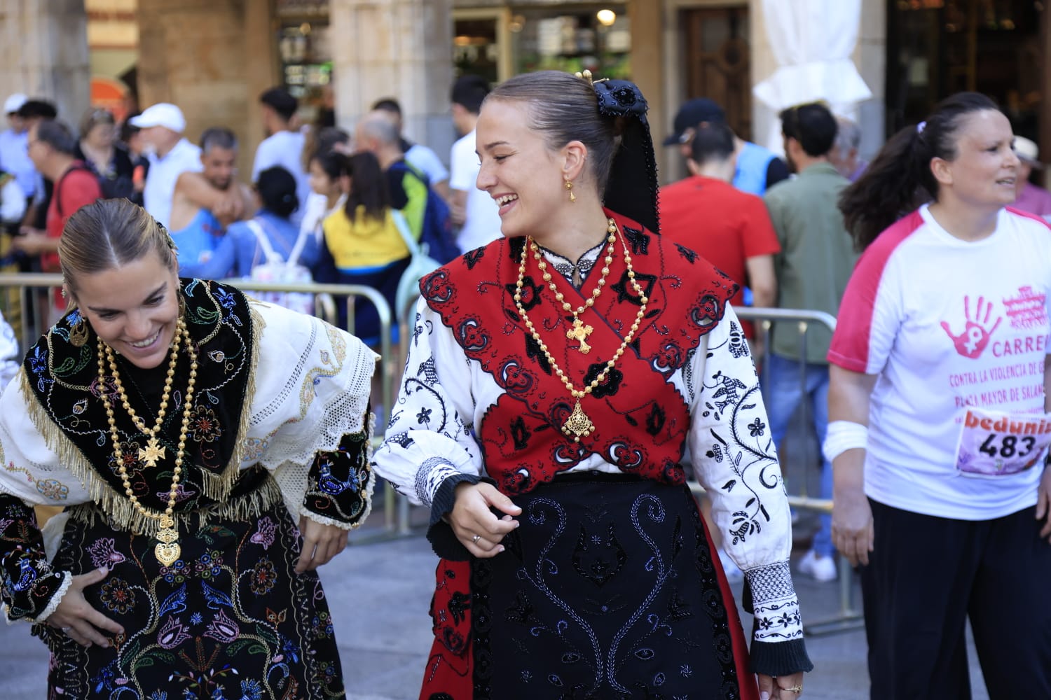 Ajetreado Día del Tamborilero en la Plaza Mayor