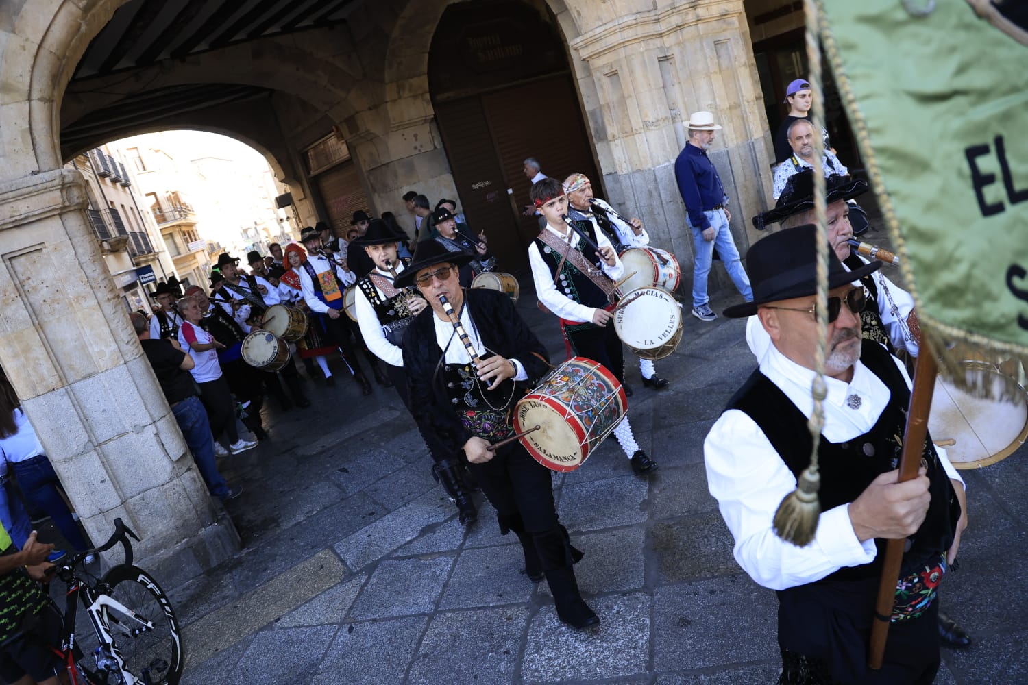 Ajetreado Día del Tamborilero en la Plaza Mayor