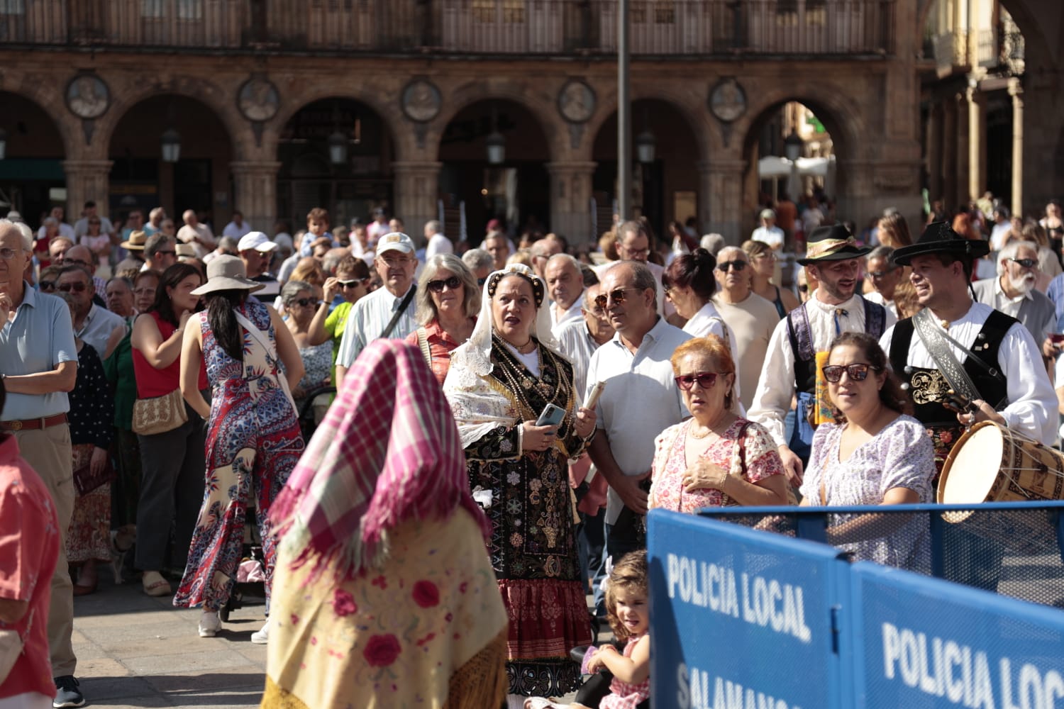 Ajetreado Día del Tamborilero en la Plaza Mayor