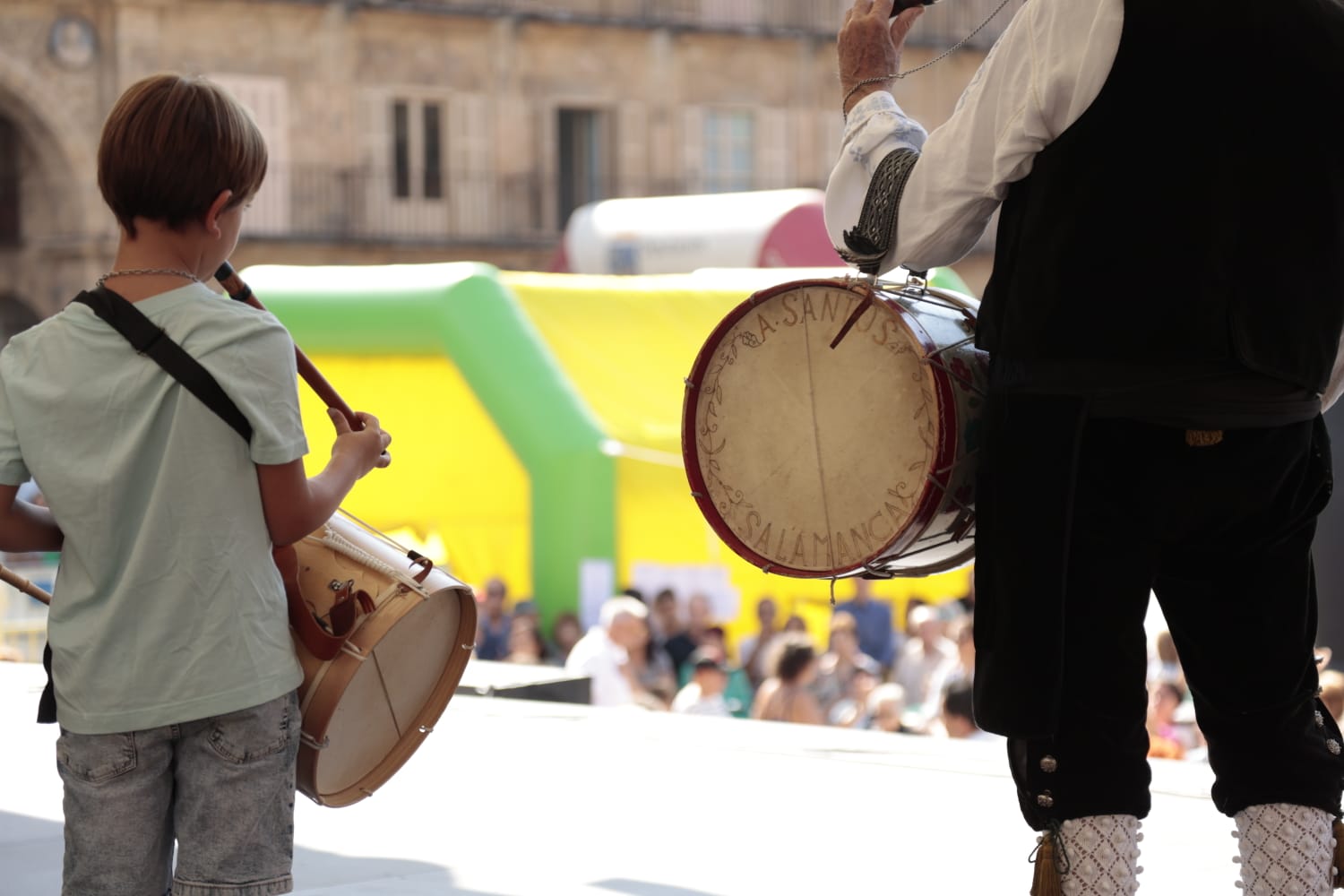 Ajetreado Día del Tamborilero en la Plaza Mayor