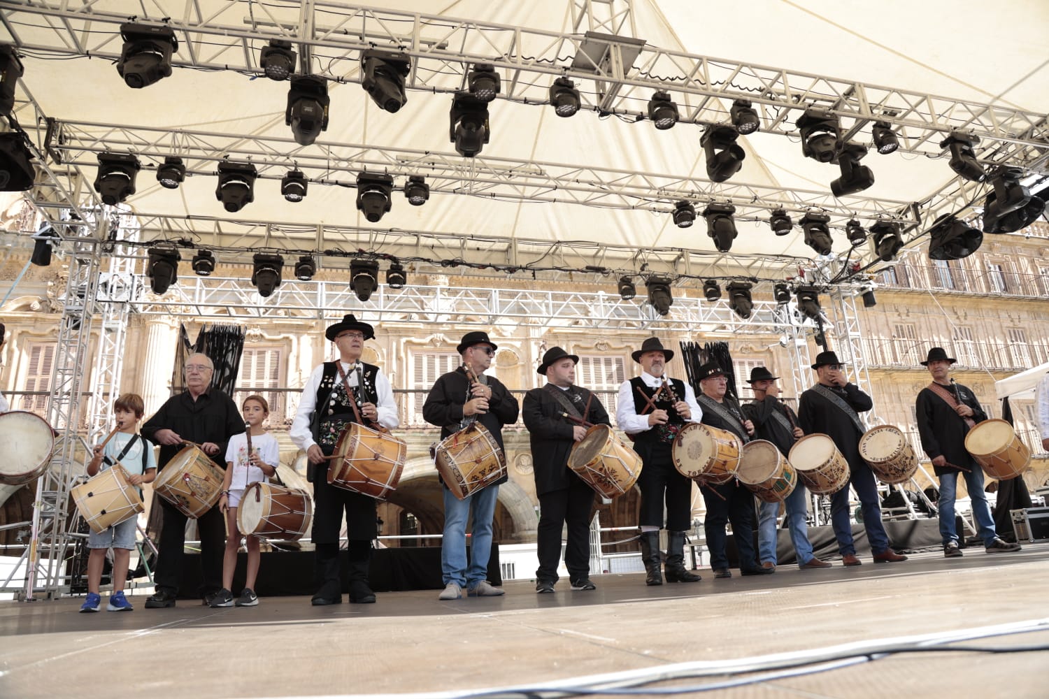 Ajetreado Día del Tamborilero en la Plaza Mayor
