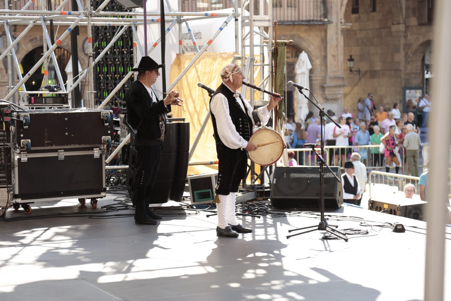 Ajetreado Día del Tamborilero en la Plaza Mayor