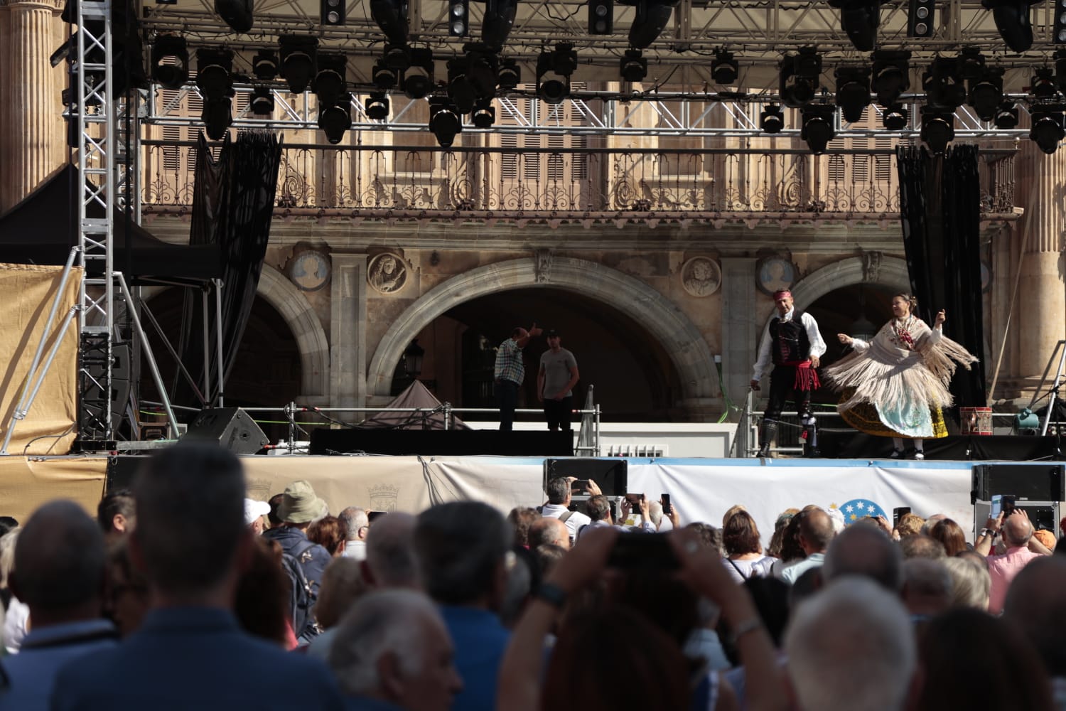 Ajetreado Día del Tamborilero en la Plaza Mayor
