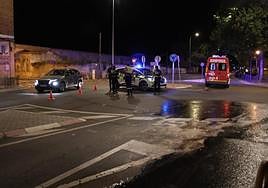 Agente policiales y bomberos en el lugar del accidente.