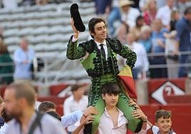 Perera es sacado ahombros de la plaza de La Glorieta.