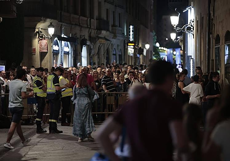 Imagen principal - Accesos, soportales y sillas de terrazas durante los conciertos.