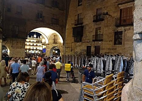 Imagen secundaria 1 - Accesos, soportales y sillas de terrazas durante los conciertos.