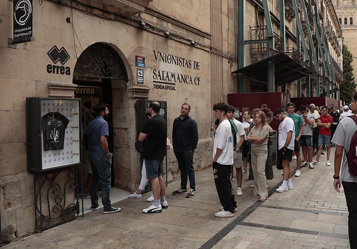 Tienda oficial de Unionistas de la Rúa con seguidores buscando entradas ante el Deportivo.