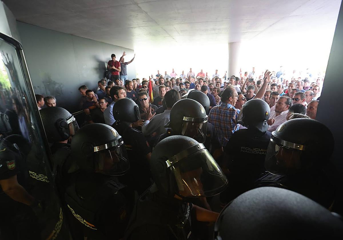 Despliegue de la Policía Nacional a las puertas de la sede de la Junta en Salamanca.