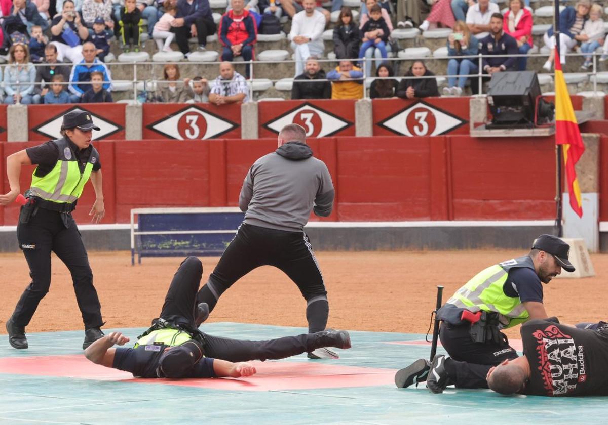 Demostración operativa de la Policía Nacional en la plaza de Toros
