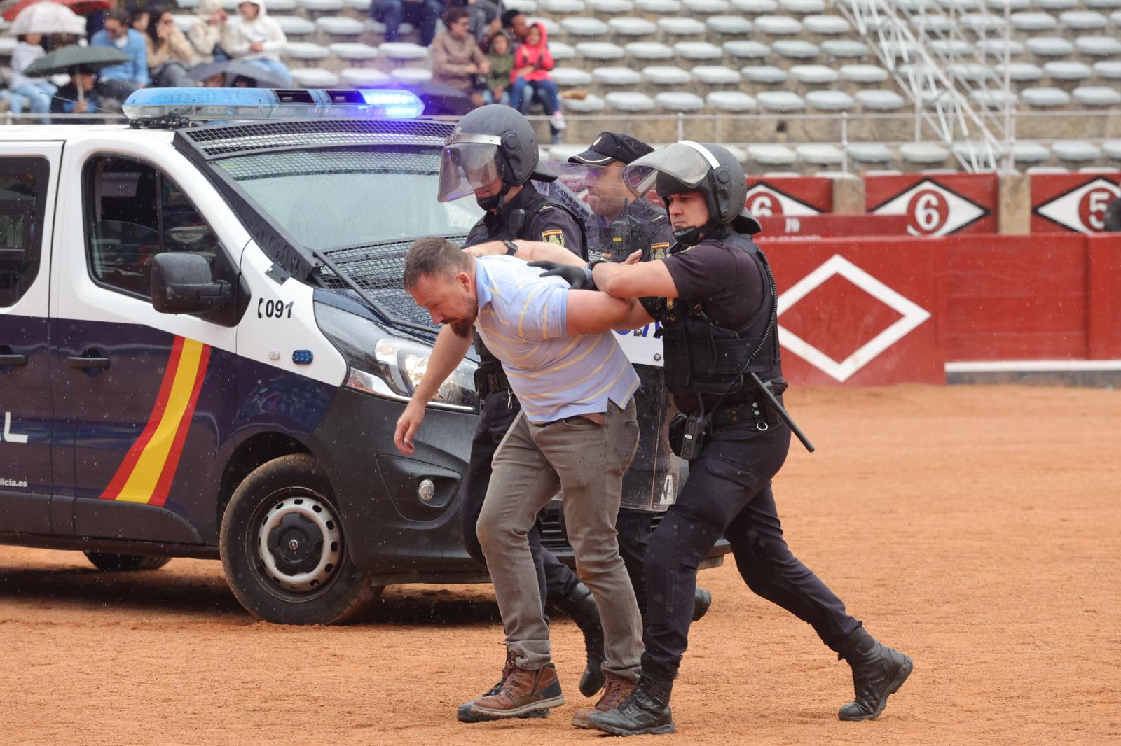 Demostración operativa de la Policía Nacional en la plaza de Toros