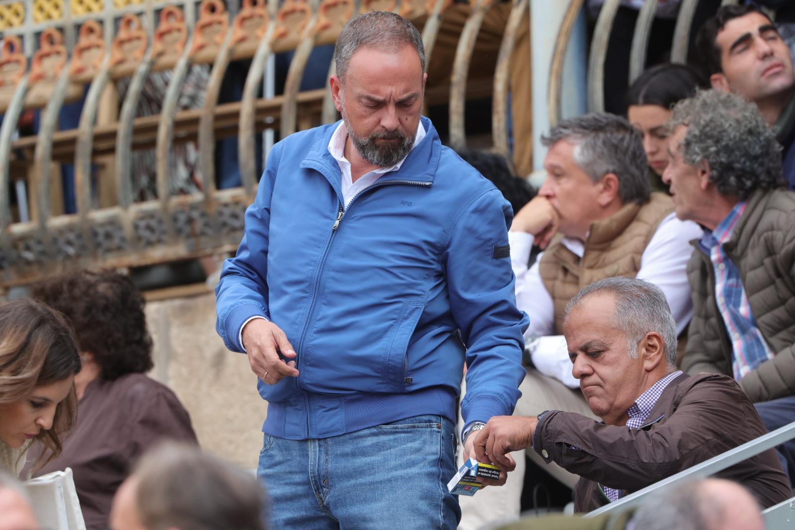 Castella desoreja al segundo de su lote y sale a hombros de La Glorieta