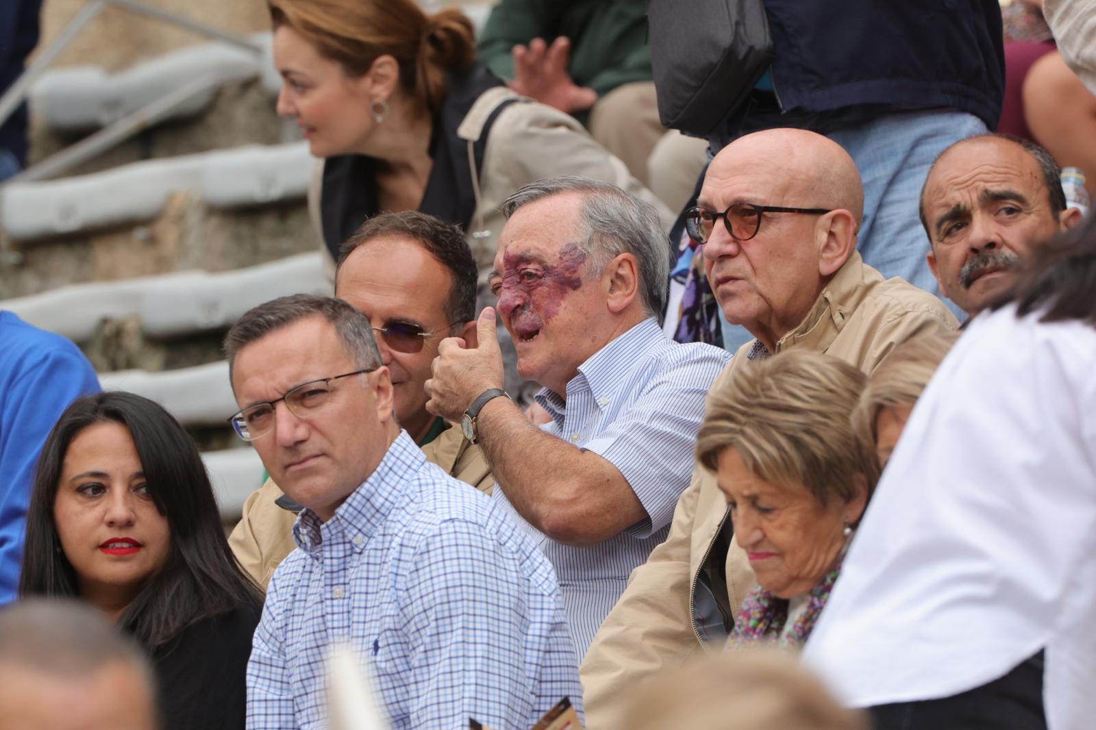 Castella desoreja al segundo de su lote y sale a hombros de La Glorieta