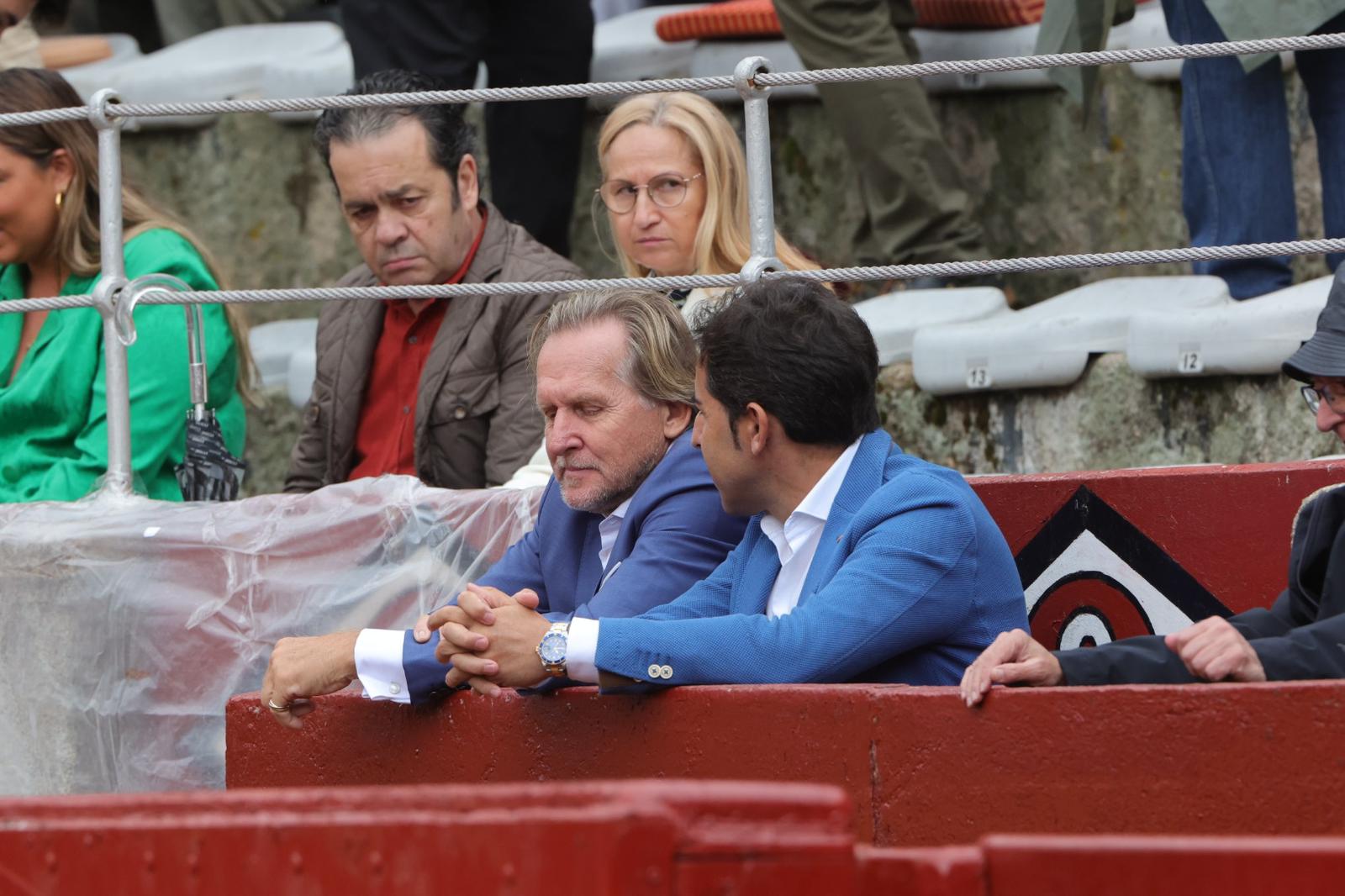 Castella desoreja al segundo de su lote y sale a hombros de La Glorieta
