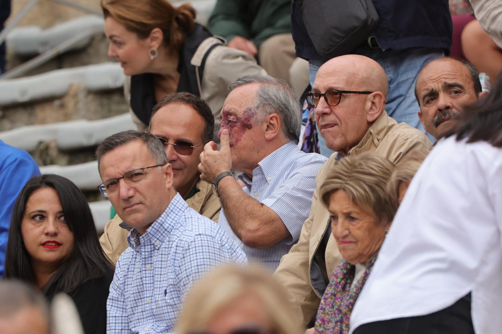Castella desoreja al segundo de su lote y sale a hombros de La Glorieta