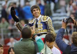 Castella desoreja al segundo de su lote y sale a hombros de La Glorieta
