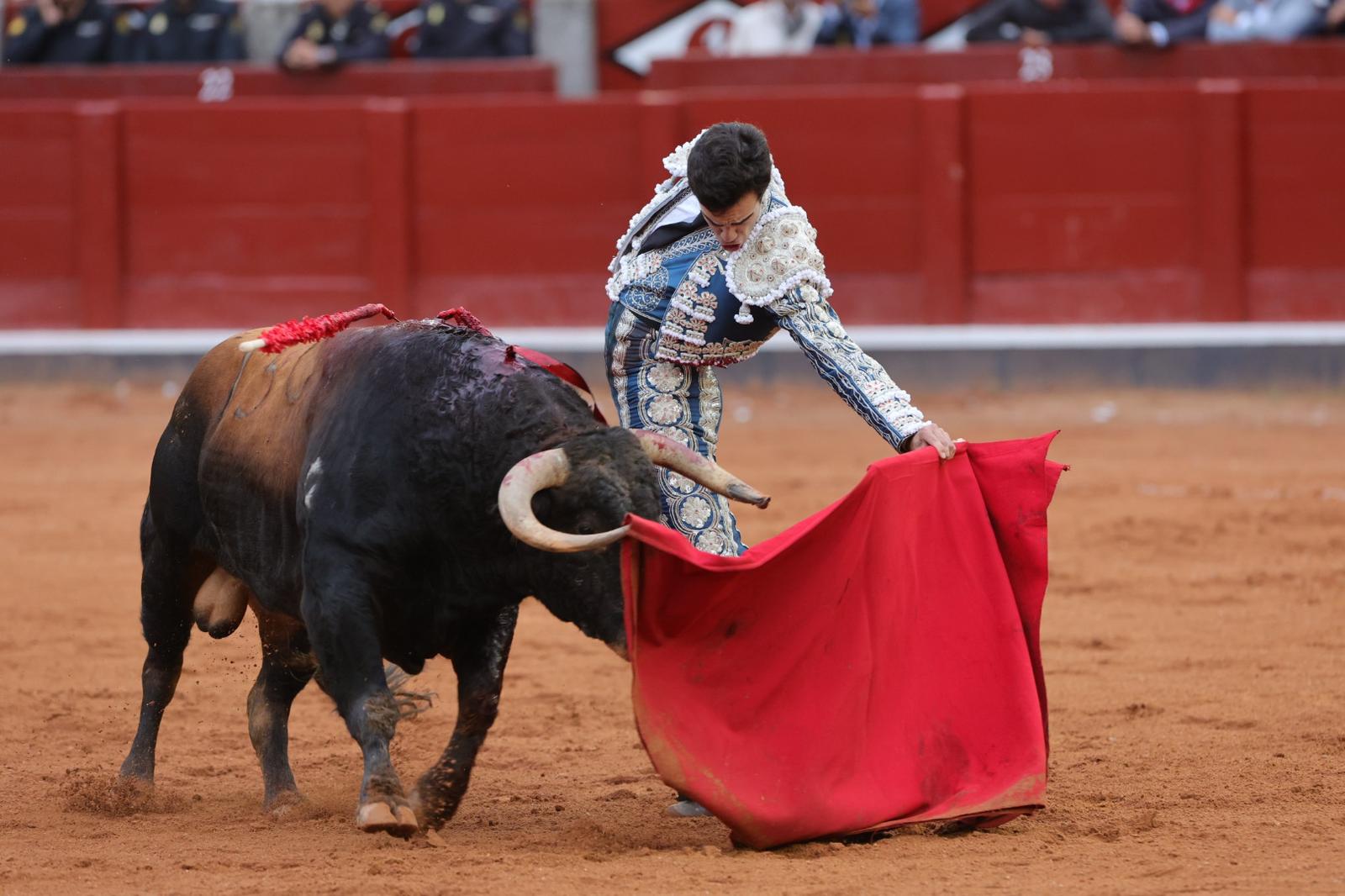 Castella desoreja al segundo de su lote y sale a hombros de La Glorieta