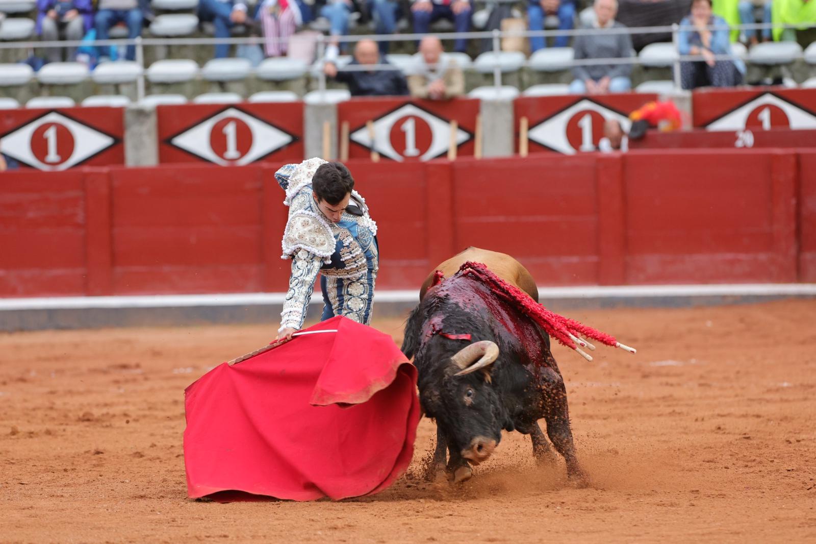 Castella desoreja al segundo de su lote y sale a hombros de La Glorieta
