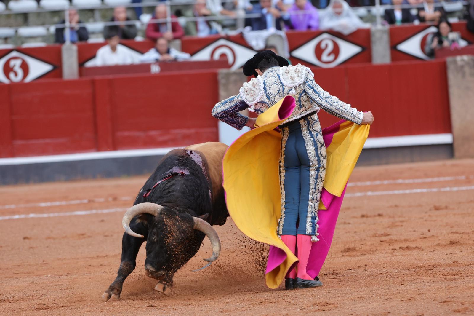 Castella desoreja al segundo de su lote y sale a hombros de La Glorieta