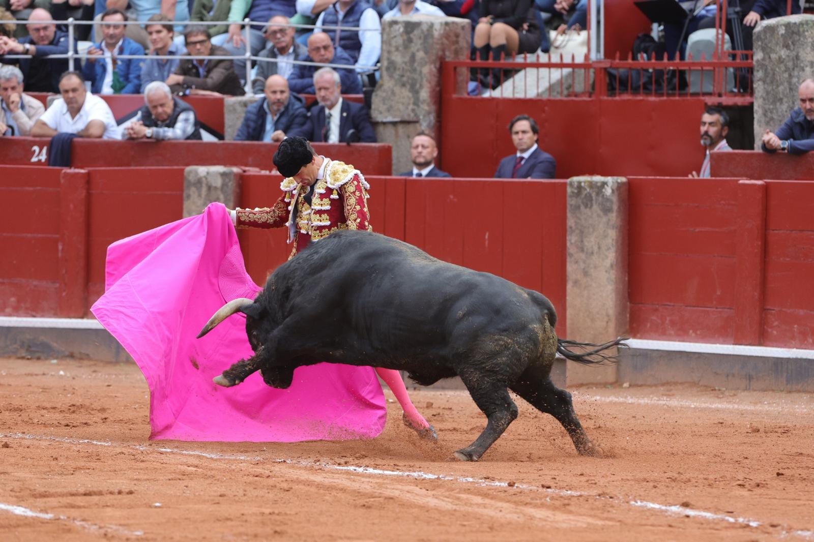 Castella desoreja al segundo de su lote y sale a hombros de La Glorieta