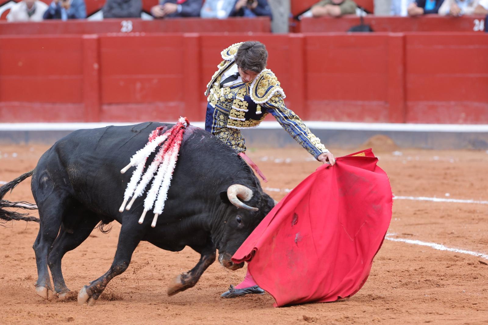 Castella desoreja al segundo de su lote y sale a hombros de La Glorieta