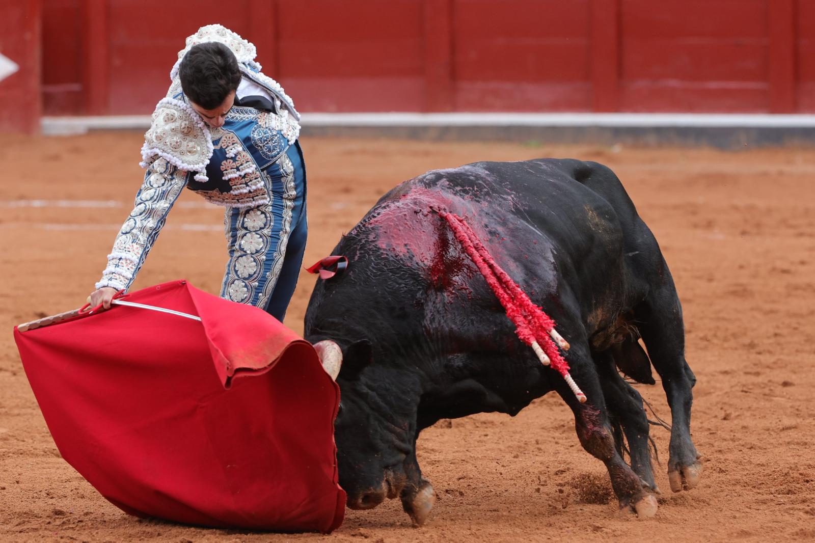 Castella desoreja al segundo de su lote y sale a hombros de La Glorieta